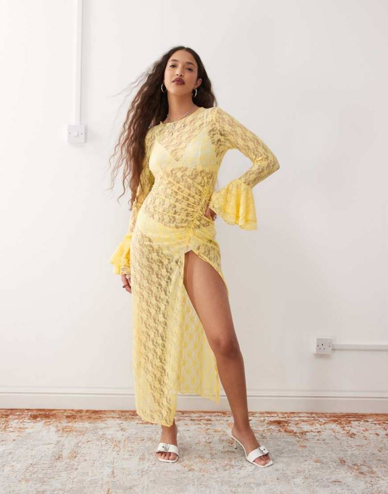 Amy Lynn - Midaxi-Kleid aus transparenter Spitze in Gelb mit gerafftem Schlitz von Amy Lynn