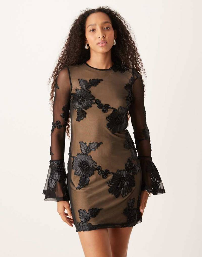 Amy Lynn - Minikleid in Schwarz mit 3D-Glockenärmeln und Cut-out am Rücken von Amy Lynn