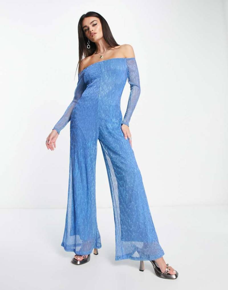 Amy Lynn - Odette - Plissierter Jumpsuit in glitzerndem Blau mit Carmen-Ausschnitt und weitem Bein von Amy Lynn