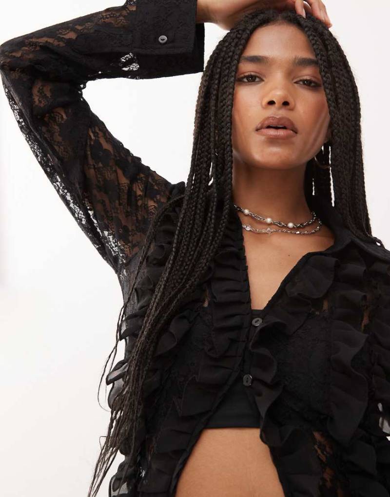 Amy Lynn - Spitzenhemd in Schwarz mit Rüschendetail von Amy Lynn