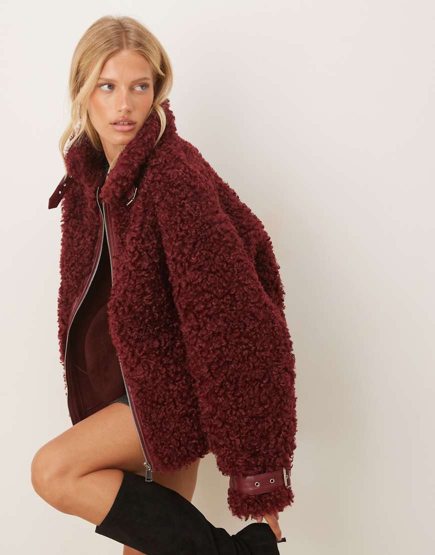 Amy Lynn - Strukturierter Pilotenmantel in Rot aus Kunstpelz von Amy Lynn