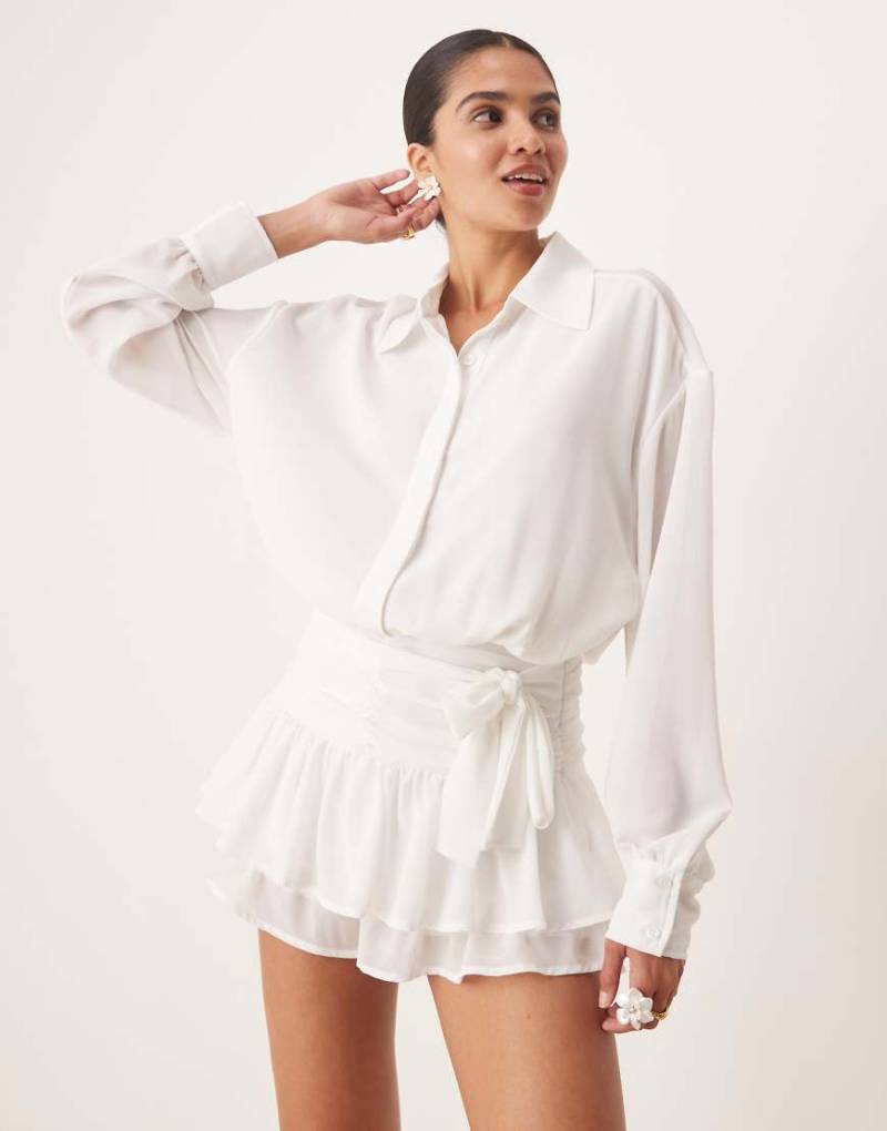 Amy Lynn - Transparenter Bloomer-Playsuit in Weiß mit Rüschen und Hemdoberteil Amy Lynn - Transparenter Bloomer-Playsuit in Weiß mit Rüschen und Hemdoberteil von Amy Lynn