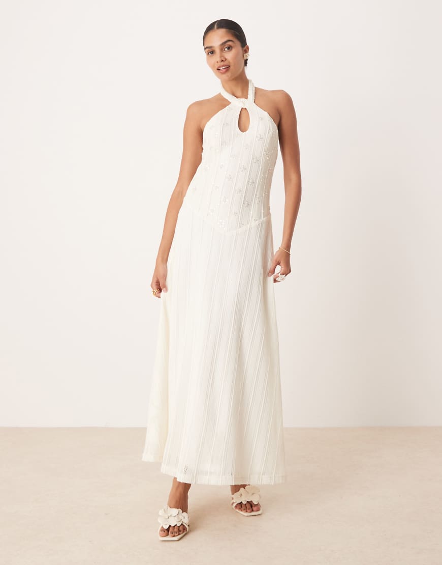 Amy Lynn - Verziertes Maxi-Strickkleid in Cremeweiß mit tiefem Saum und Neckholder von Amy Lynn
