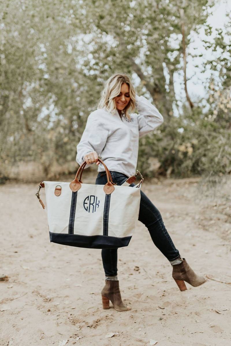 Bestickte Canvas Weekender Reisetasche Mit Monogramm von AmyAnneApparel