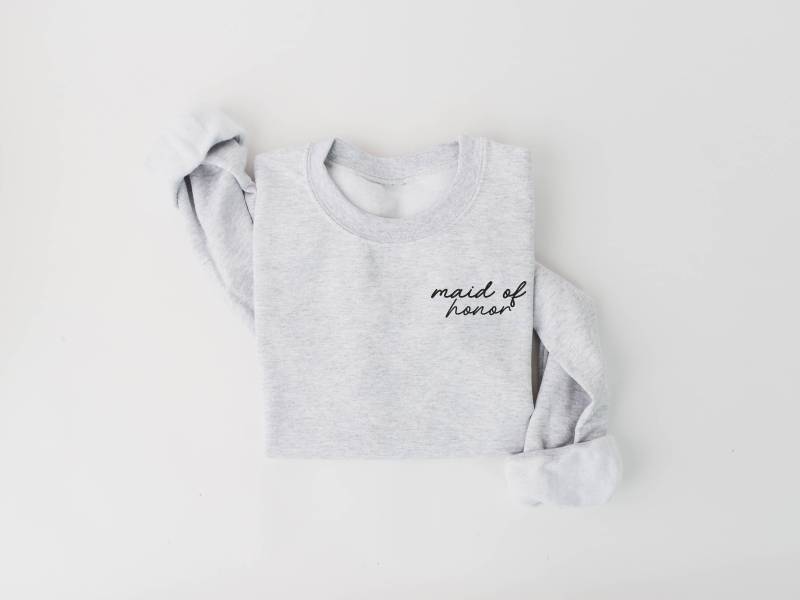 Cursive Chest Design Mädchen Der Ehre | Crew Neck Sweatshirt Loungewear Hochzeitsbekleidung Blogger Mama Mode Geschenke Für Die Brautparty von AmyAnneApparel