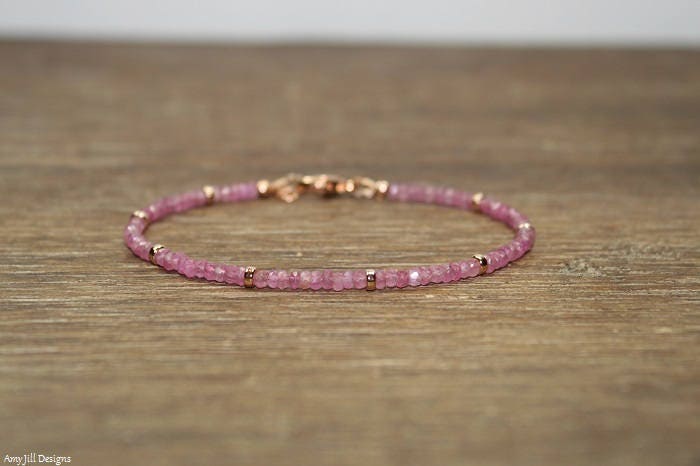 Rosa Saphir Armband, Rosegold Perlen, Schmuck, Edelstein Schichtung, Stapeln, September Geburtsstein, Geschenke von AmyJillDesigns