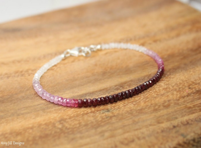 Rubin Ombre Armband, Mondstein, Schmuck, Juli Geburtsstein. Edelstein Armband Rubin Ombre Armband, Mondstein, Schmuck, Juli Geburtsstein. Edelstein Armband von AmyJillDesigns