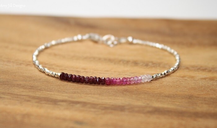 Rubin Ombre Armband, Pink Saphir, Hill Tribe Perlen, Schmuck, Juli Geburtsstein. Edelstein Armband Rubin Ombre Armband, Pink Saphir, Hill Tribe Perlen, Schmuck, Juli Geburtsstein. Edelstein Armband von AmyJillDesigns