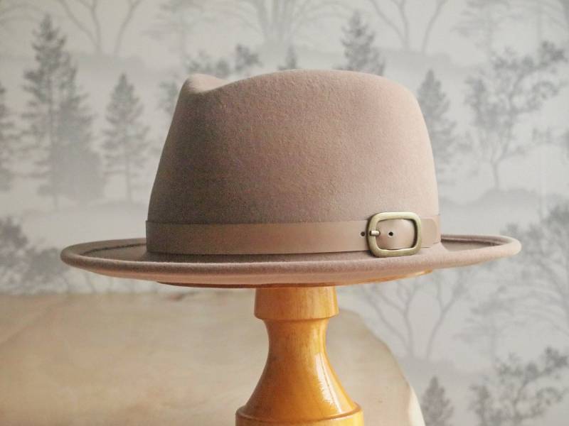 Ainslie Camel Sueded Felt With Matching Leather & Matte Antique Gold Buckle Inside Lining von AmyLehfeldt