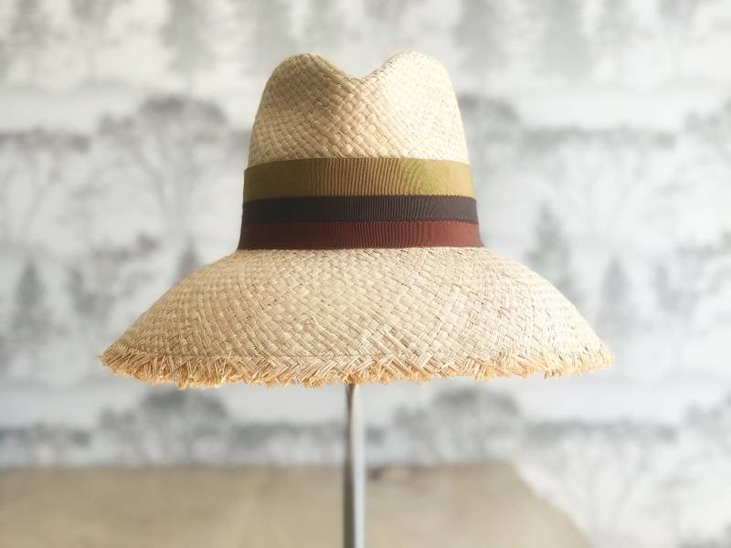 Rich Earth Tone Striped Natural Raffia Straw Sun Hat With Wide Bell Shaped Brim Fringed Edge von AmyLehfeldt