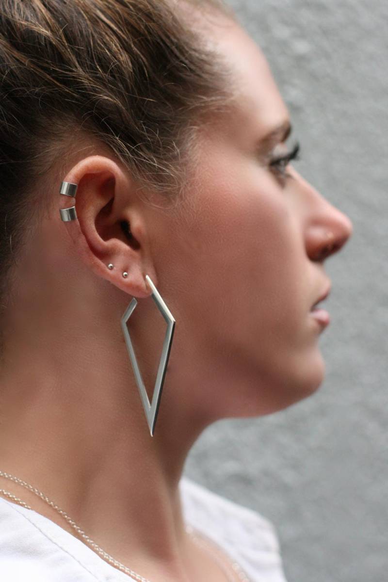 Insignia Große Facetten Creolen von AmyRadJewellery