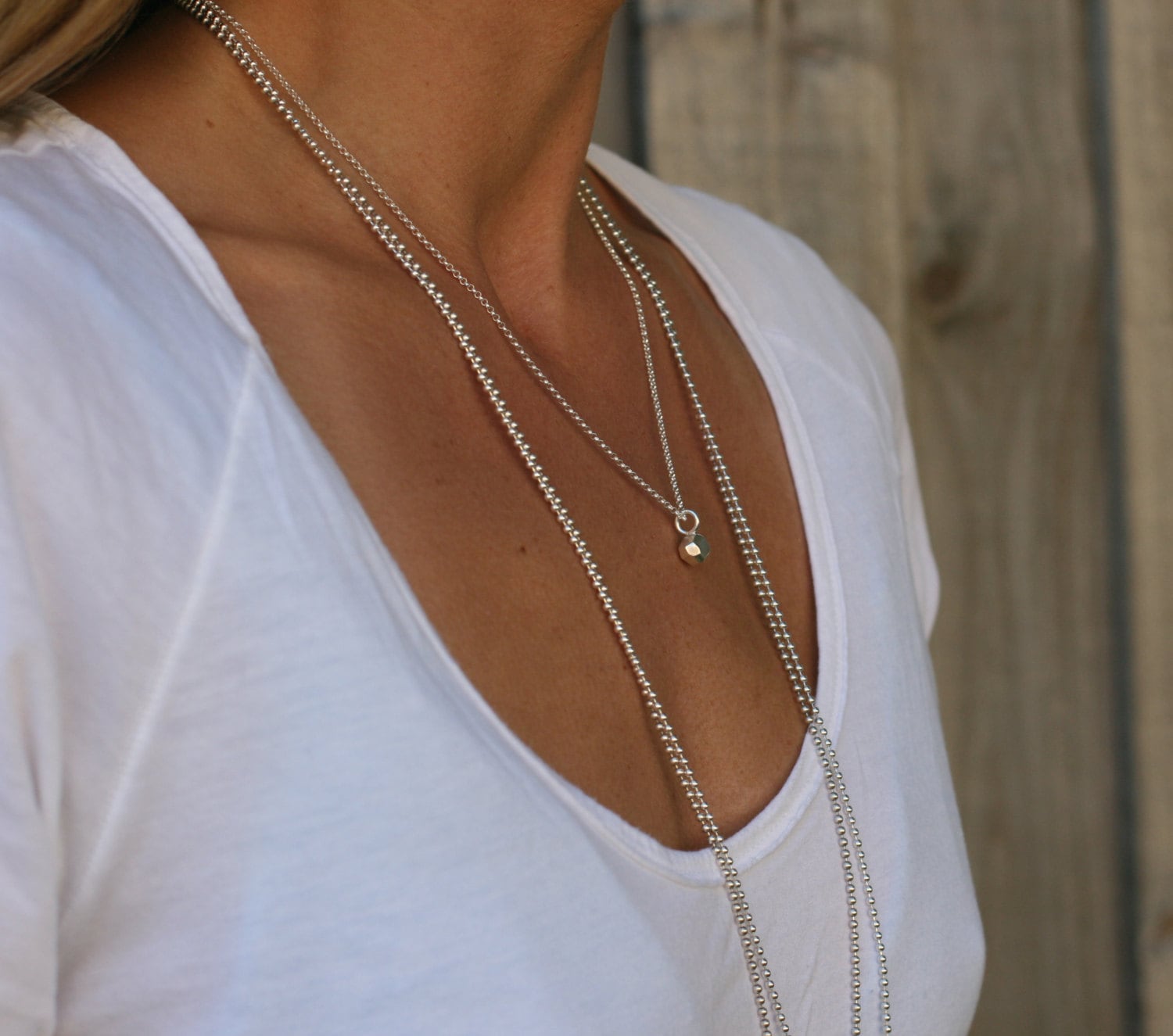 Kleiner Silberfarbener Rock Mit Anhänger An Kette Kleiner Silberfarbener Rock Mit Anhänger An Kette von AmyRadJewellery