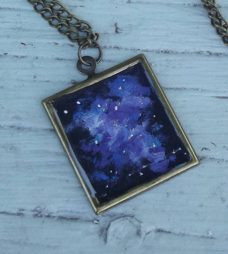 Tragbare Kunst Handgemaltes Ölgemälde Blau Lila Space Nebula Bronze Ton Quadrat Anhänger von AmyVanGaasbeckArtist