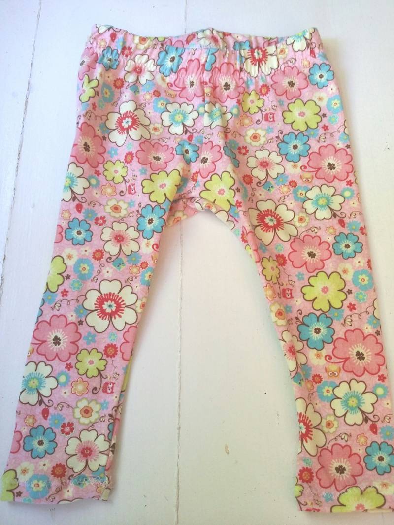 Baby Blumen Leggings in Einem Hübschen Rosa Druck. Weicher Strick Mit Stoff Bezogenem Gummibund. Größe 3-6 Monate. Einzelstück von AmysAtticDesigns