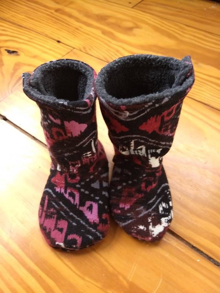 Baby-Booties in Einem Geometrisch Gemusterten Druckfutter, Um Die Zehen Schön Warm Zu Halten. Diese Booties Haben Einen Stoffboden von AmysAtticDesigns