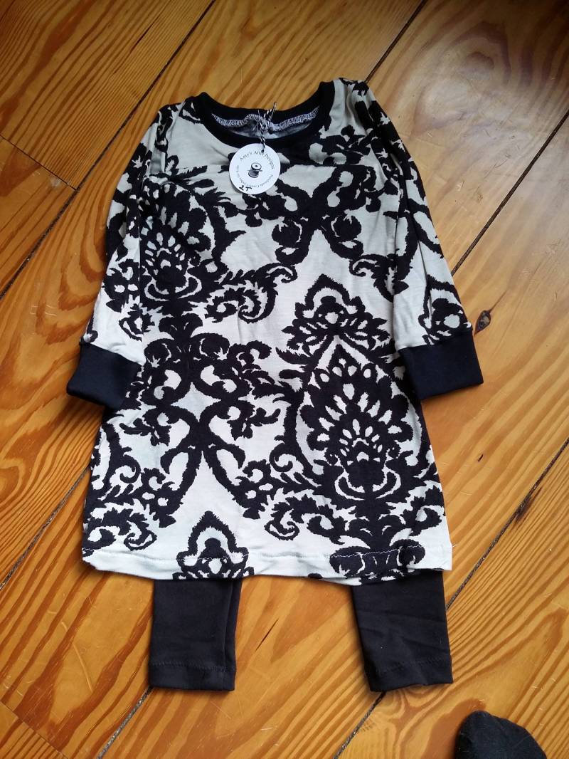 Baby Jersey Kleid in Schwarz Und Creme Mit Zierlichem Damast Druck Passender Schwarzer Strick-Leggings Langen Ärmeln Zierleiste. Größe 2T von AmysAtticDesigns