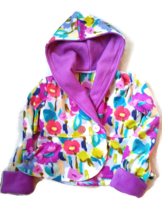 Blumen Print Fleecejacke Mit Doppelter Kapuze, Schößchen Und Knopfverschluss. Größe 5 von AmysAtticDesigns
