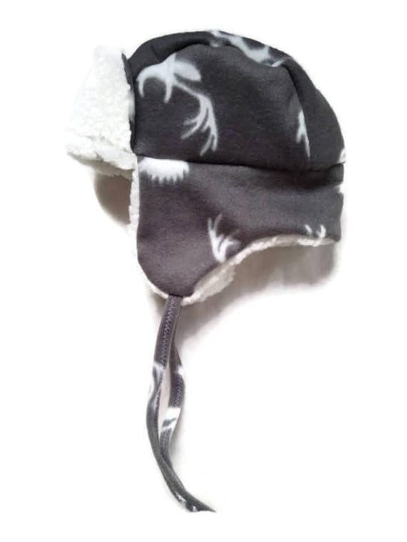Graue Trappermütze Für Ein Kleinkind Aus Fleece Mit Hirsch Print, Gefüttert Cremefarbenem Sherpa. Warm Und Gemütlich. Passt Bis Zu 18 "Herum von AmysAtticDesigns