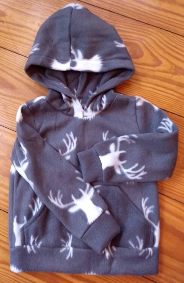 Grauer Fleece Hoodie Mit Reh Print in Weiß. Geschlecht Neutral Auf Trendfarbe Einem Warmen Kuscheligen Waschbaren Fleece. Größe 3 von AmysAtticDesigns