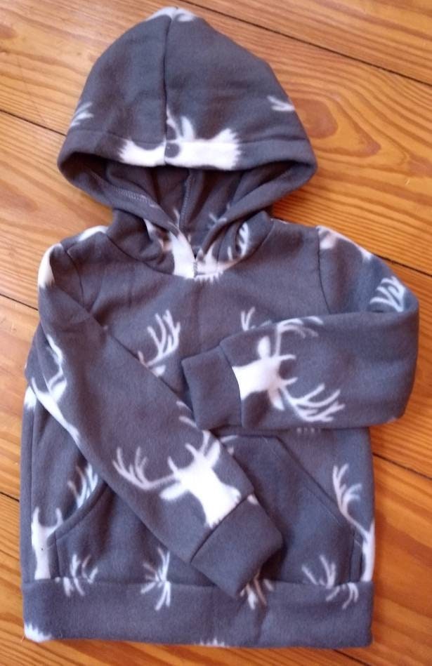 Grauer Fleece Hoodie Mit Reh Print in Weiß. Geschlecht Neutral Auf Trendfarbe Einem Warmen Kuscheligen Waschbaren Fleece. Größe 3 von AmysAtticDesigns
