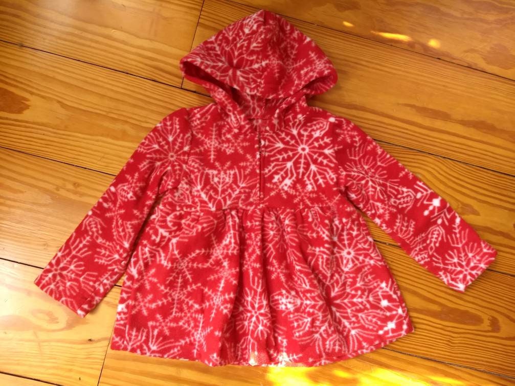 Handgefertigter Fleece Hoodie Mit Weihnachtsmotiv Reißverschluss-Passe. Schneeflocken Auf Rotem Untergrund von AmysAtticDesigns