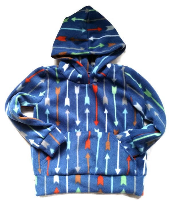 Handgemachte Kapuzenjacke in Blau Mit Bunten Pfeilen Aus Fleece. Eine Vordertasche Hält Die Kleinen Hände Warm. Größe 3 von AmysAtticDesigns