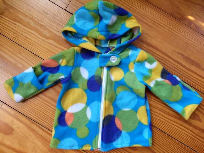 Handgemachter Baby Hoodie Mit Reißverschluss Und Umschlagbündchen in Einem Knalligen Kreismuster. Größe 12 Monate von AmysAtticDesigns