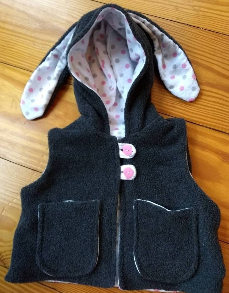 Hasenweste Mit Kapuze Und Ohren, Ist Rosa Grauem Punkteflanell Gefüttert von AmysAtticDesigns