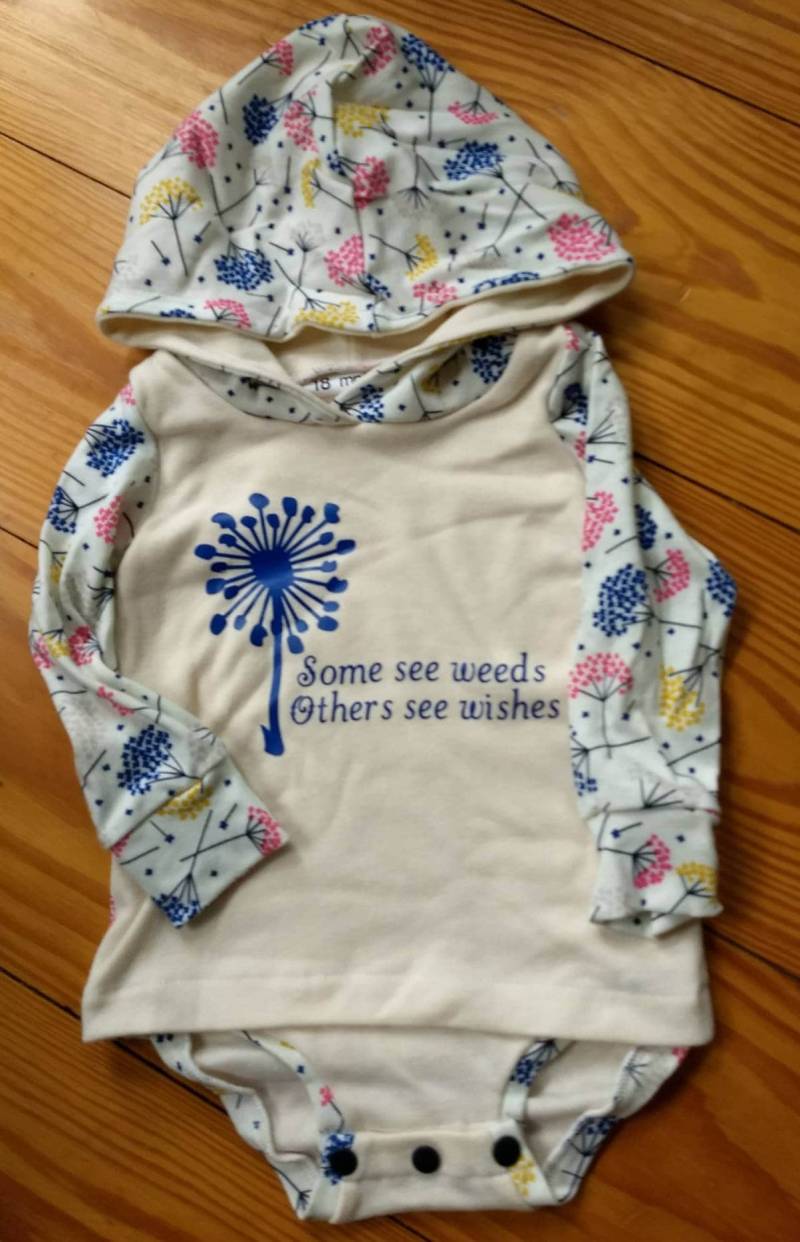 Kapuzenshirt in Einer Weichen Cremefarbenen Baumwollmischung Gestrickt Und Mit Dem Spruch, "Some See Weeds, Some Wishs" Einem Pusteblumendruck von AmysAtticDesigns