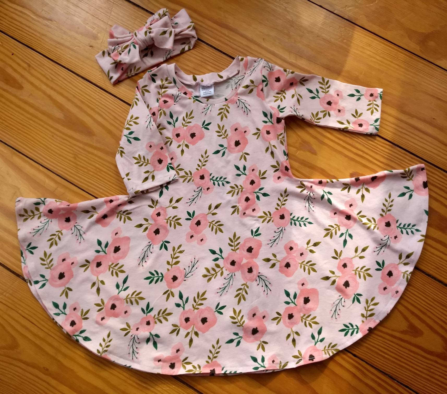 Kleinkind Strickkleid in Einem Blumendruck Altrosa, Mit Korallefarbenen Mohnblumen Passendem Dehnbarem Stirnband Schleife. 3/4 Ärmel. Größe 3T von AmysAtticDesigns