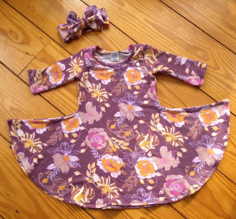 Kleinkind Strickkleid in Einem Blumendruck Rosa, Gold Mit Violettem Hintergrund, Passendem Dehnbarem Kopfband Schleife. 3/4 Ärmel. Größe 3T von AmysAtticDesigns