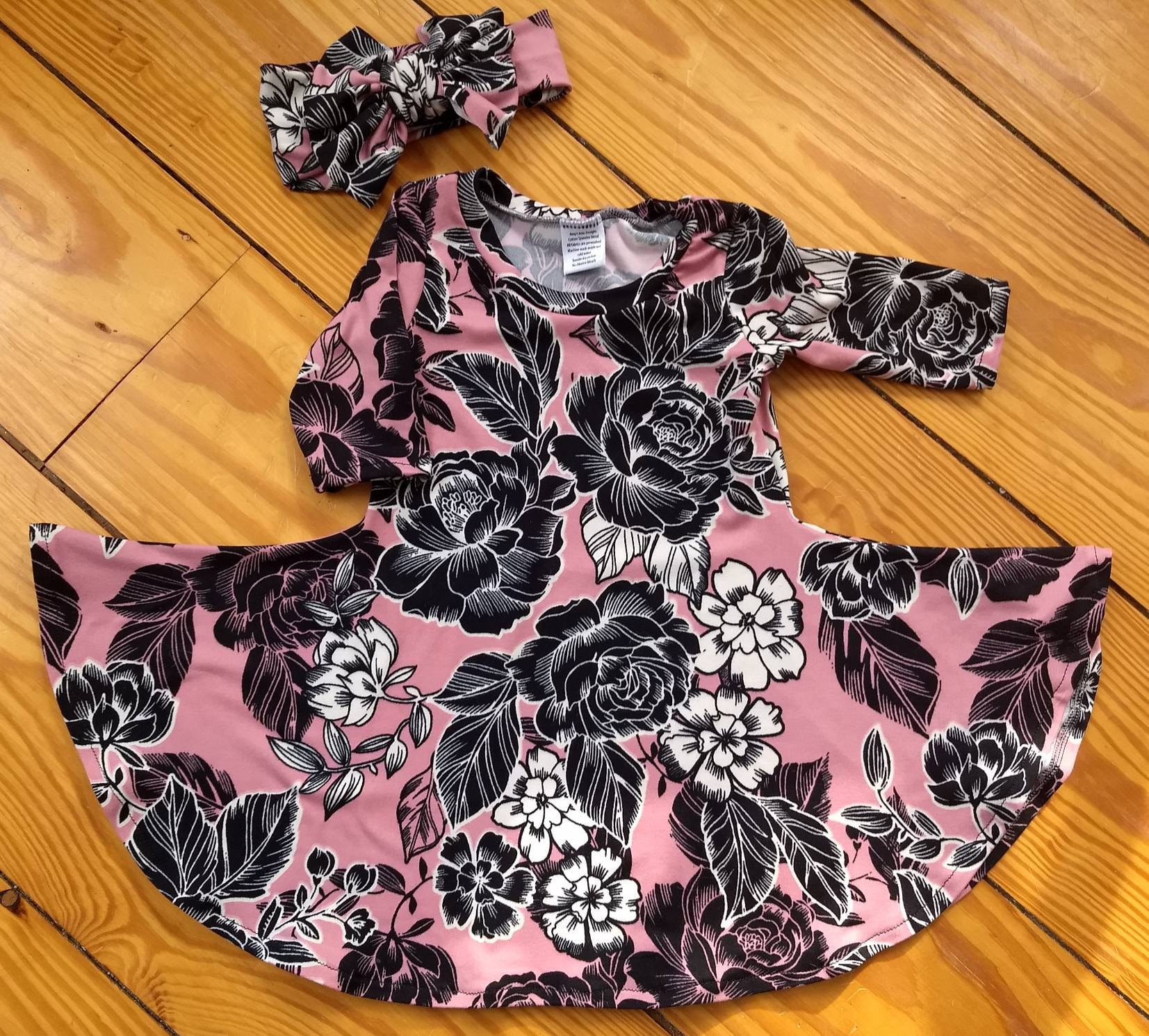 Kleinkind Strickkleid in Einem Blumendruck Rosa, Schwarz Und Weiß, Mit Passendem Dehnbarem Kopfband Schleife. 3/4 Ärmel. Größe 24 Monate von AmysAtticDesigns