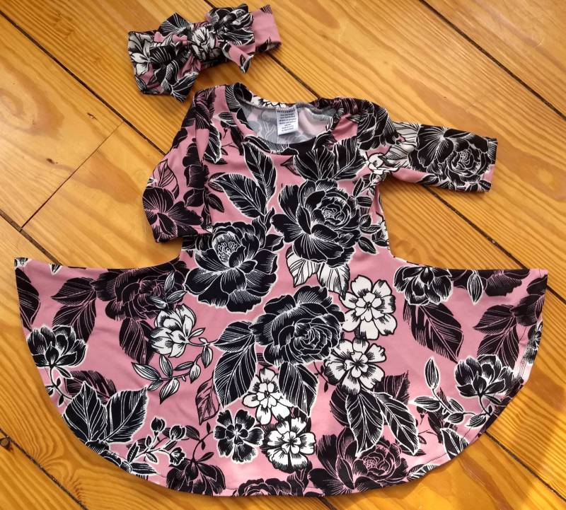 Kleinkind Strickkleid in Einem Blumendruck Rosa, Schwarz Und Weiß, Mit Passendem Dehnbarem Kopfband Schleife. 3/4 Ärmel. Größe 24 Monate von AmysAtticDesigns