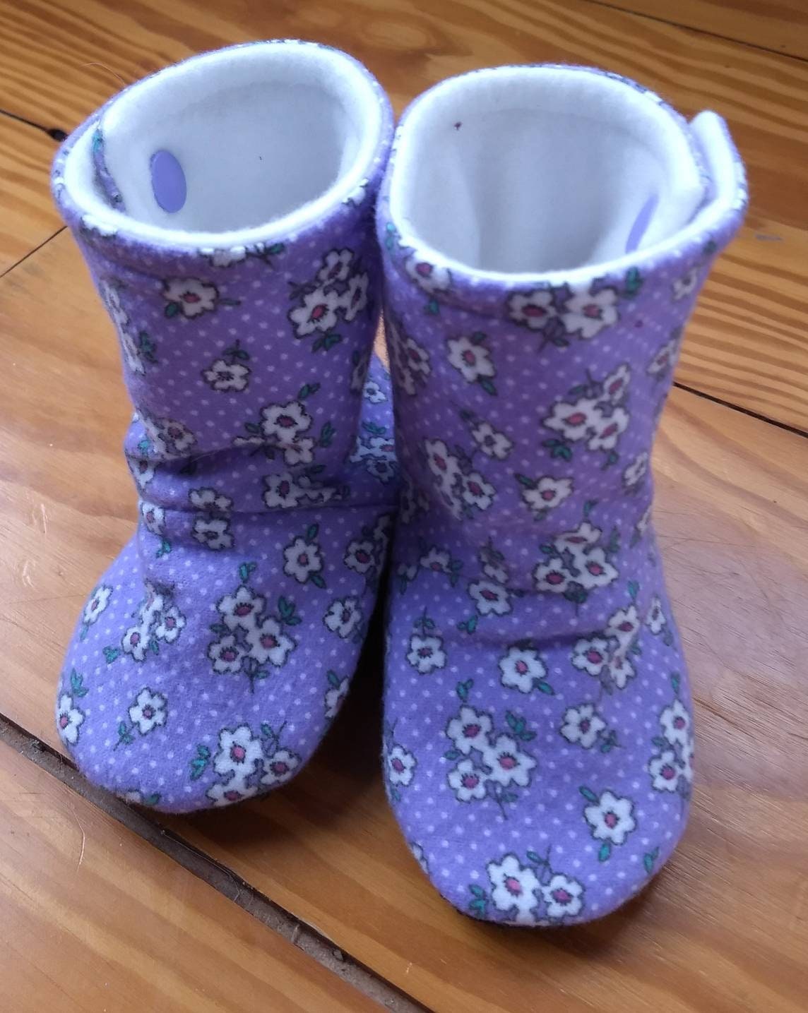 Lavendel Geblümte Baby Booties Mit Weißem Fleece Gefüttert, Damit Die Zehen Schön Warm Bleiben von AmysAtticDesigns