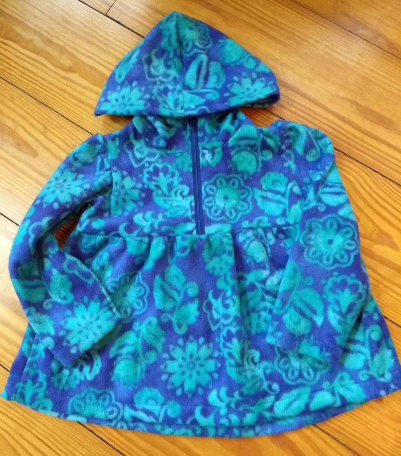 Mädchen Fleece Kapuzen-Top Gerafft in Blau Und Grün Blumendruck Größe 4/5 von AmysAtticDesigns