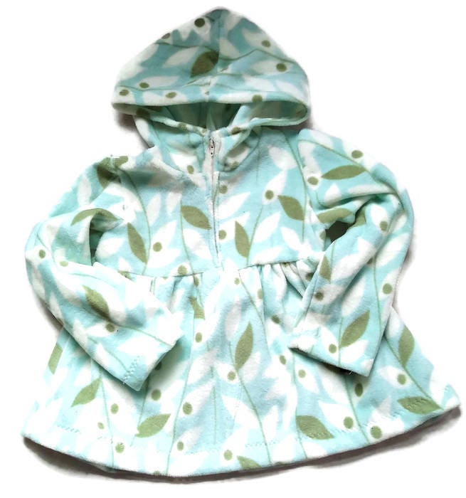 Mädchen Fleece-Top in Blassem Türkis, Salbeigrün Und Cremfarben Mit Blätterdruck. Größe 5 von AmysAtticDesigns