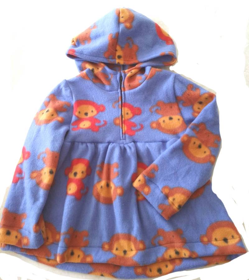 Mädchen Kapuzentop in Lila Mit Braunen Und Roten Affen. Weich Gerafft Einer Passe Reißverschluss. Größe 5 von AmysAtticDesigns