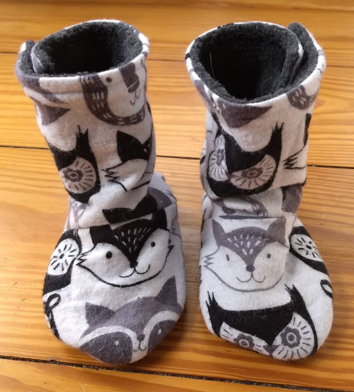 Mit Grauem Fleece Gefütterte Baby-Booties Für Die Krippe, Um Zehen Schön Warm Zu Halten von AmysAtticDesigns