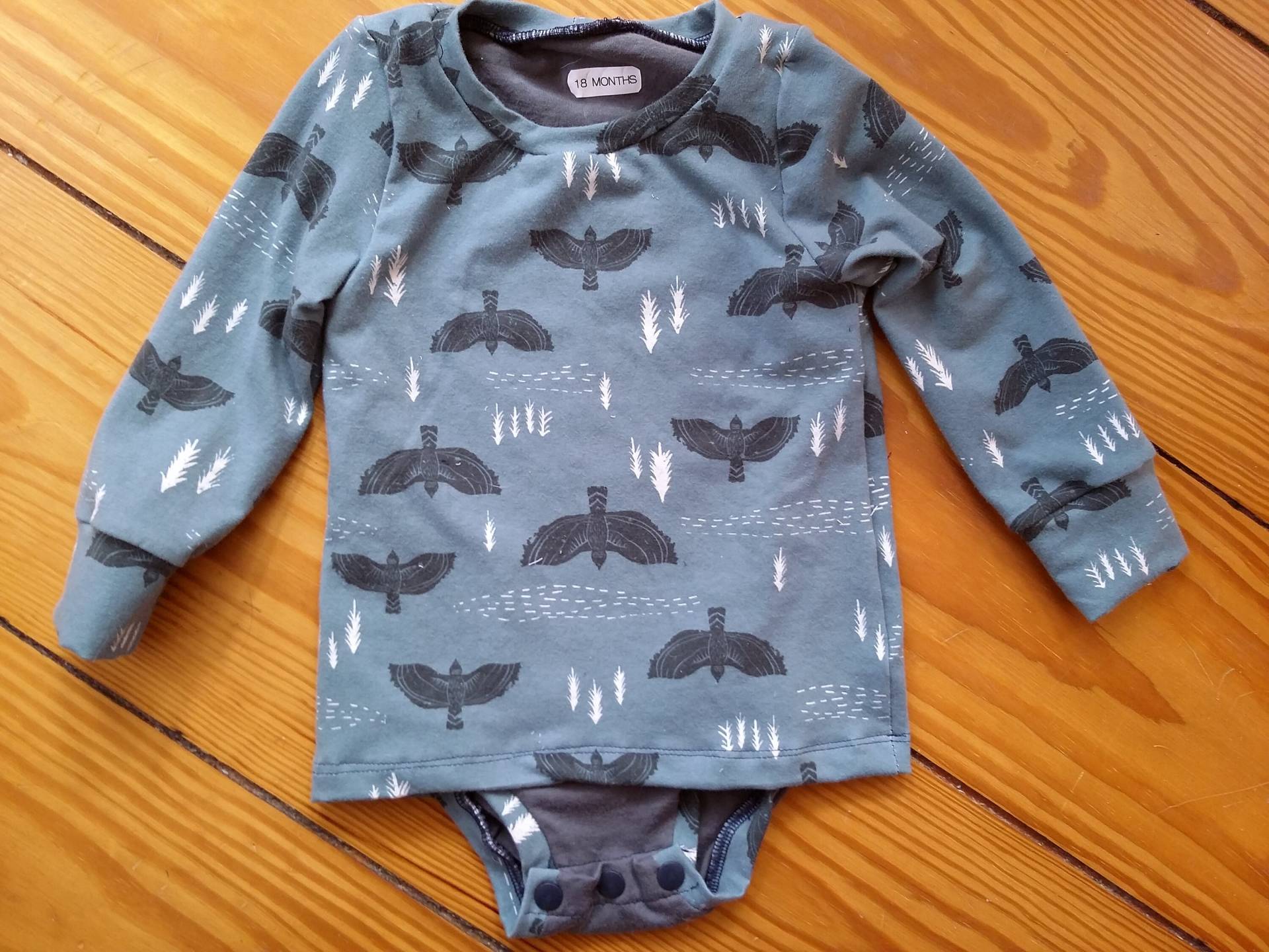 Petrolblaues Shirt Mit Vogelmuster Aus 100% Baumwolle, Handgestrickt in Jersey Grauem Body Darunter von AmysAtticDesigns