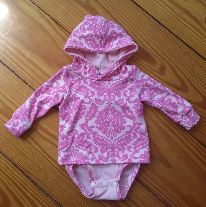 Rosa Baby Hoodie in Einem Damast Stil Druck Aus 100% Baumwolle. Doppellagig Mit Langen Ärmeln von AmysAtticDesigns
