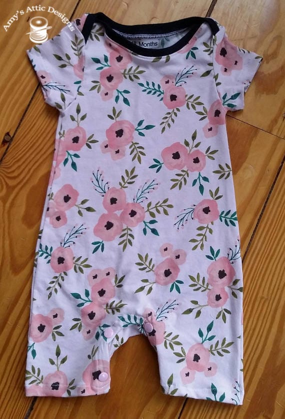 Rosa Babystrampler in Einem Baumwollstrick Mit Mohndruck Shorts Kurzen Ärmeln Für Die Sommermonate von AmysAtticDesigns