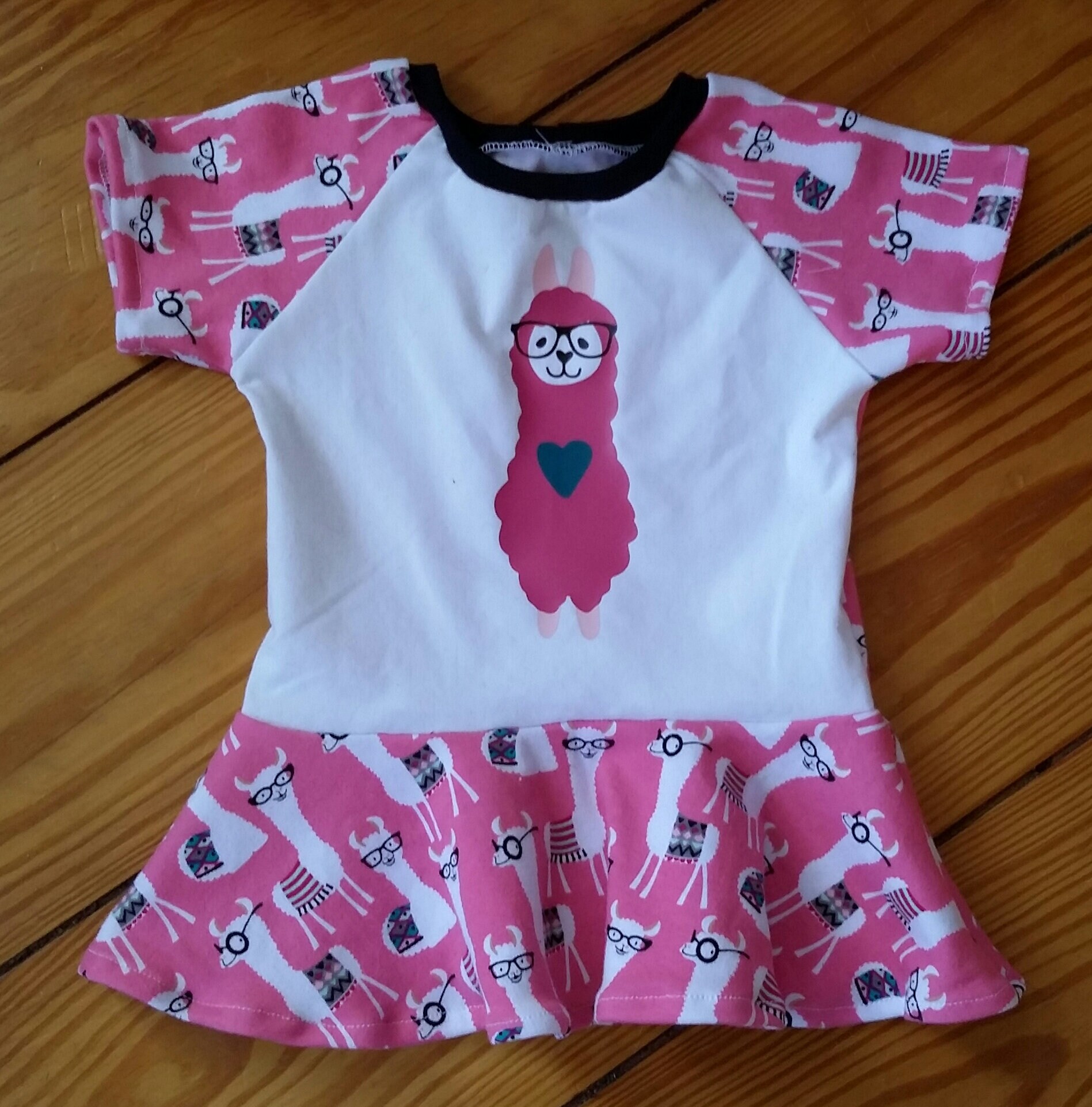 Rosa Lama Shirt Aus Weichem Baumwolljersey Mit Schößchen Und Kurzen Ärmeln. Lamas Tragen Brillen von AmysAtticDesigns