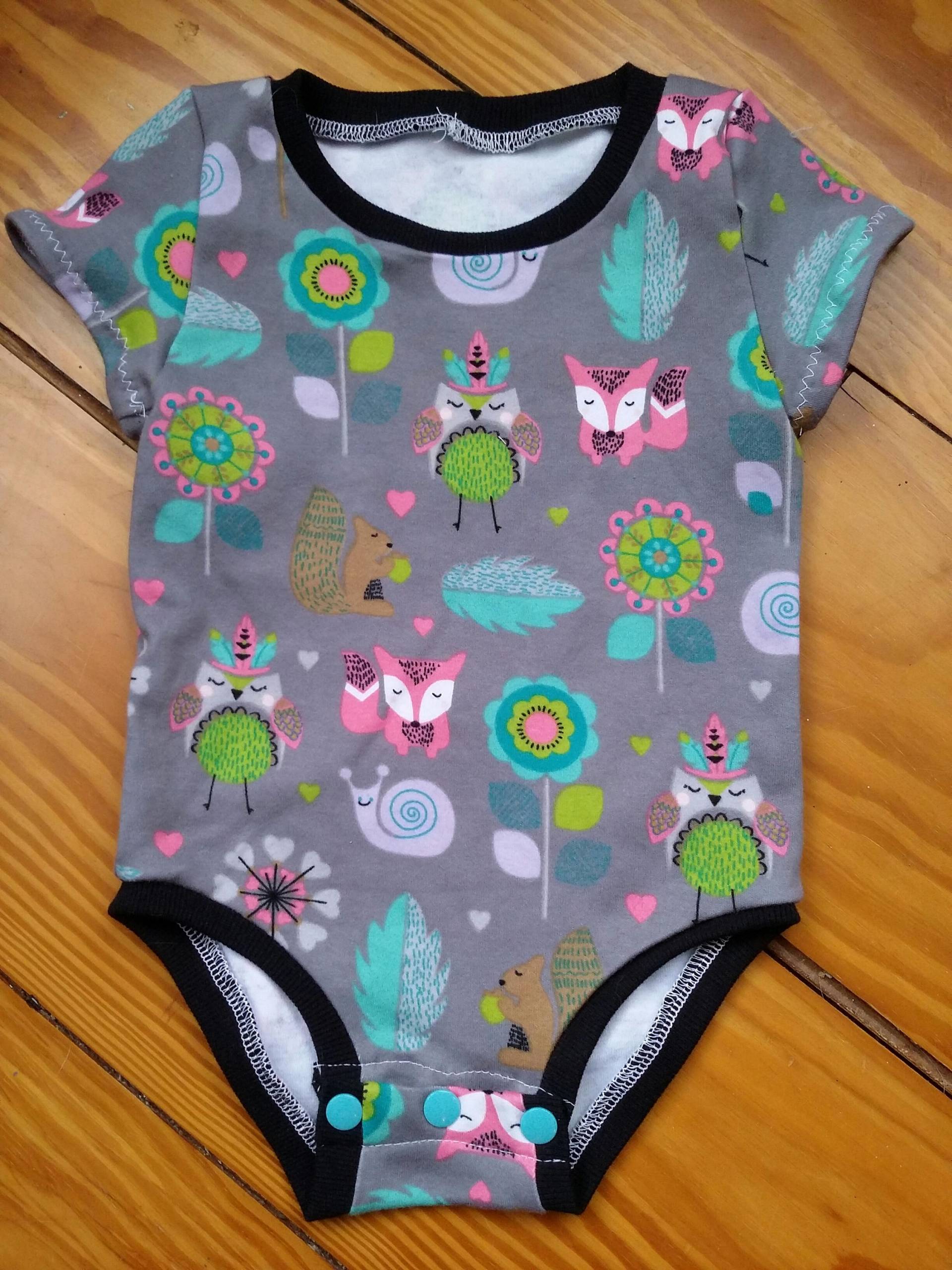 Woodland Bodysuit in Grau Mit Kurzen Ärmeln Genäht Aus Einer Weichen Baumwollstrickmischung Einem Bunten Druck Schwarzer Kante von AmysAtticDesigns