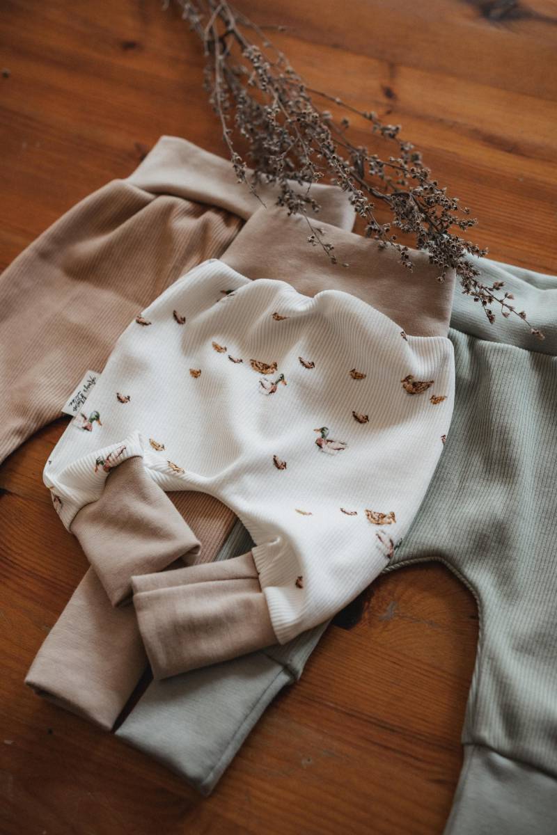 Baby Pumphose Aus Rib Stoff Mit Enten Beige/Neugeborenen-Set Passendem Sweater von AmysBlossom