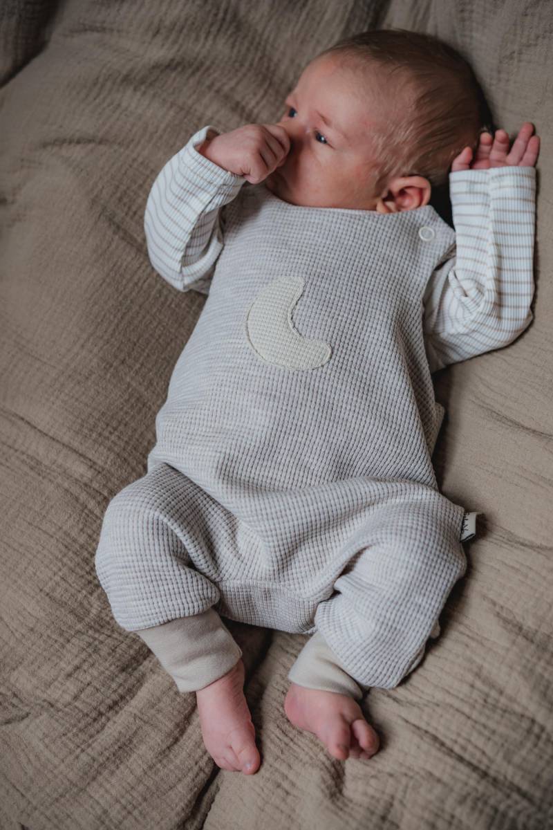Baby Strampler Aus Waffelstoff in Beige Meliert Mit Aufgesticktem Mond von AmysBlossom