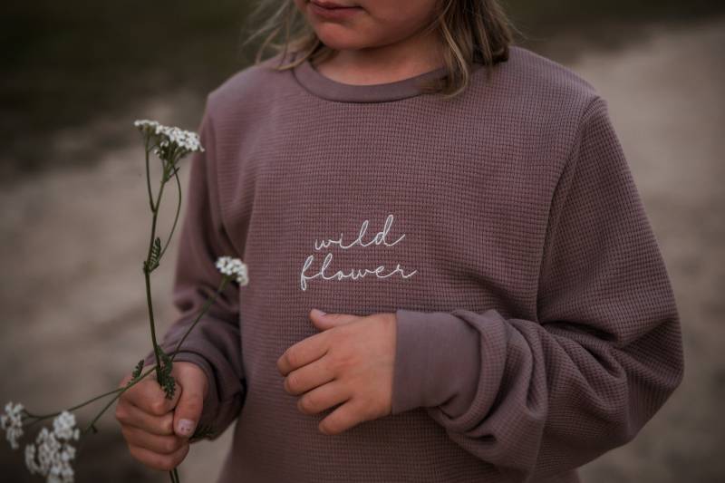 Waffel Sweater in Mauve Mit Aufschrift "Wildflower" Für Babys Und Kleinkinder von AmysBlossom