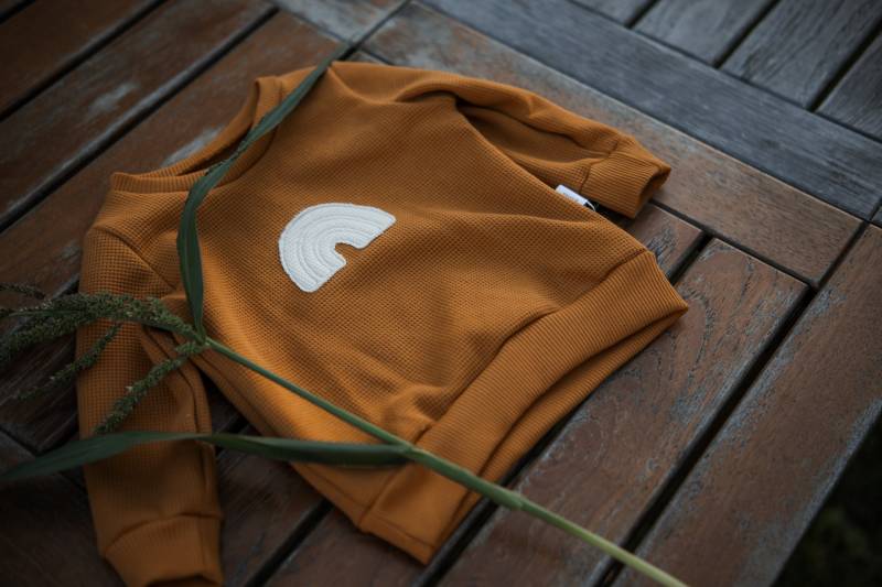 Waffel Sweater in Senf Mit Regenbogen Für Babys Und Kleinkinder von AmysBlossom