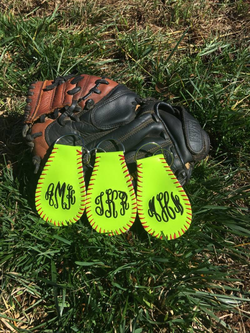 Softball Schlüsselanhänger, Schlüsselbund, Softball, Leder Baseball Geschenk Softball Schlüsselanhänger, Schlüsselbund, Softball, Leder Baseball Geschenk von AmysCustomCreation