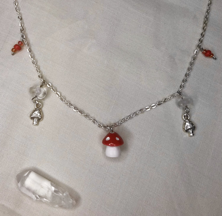 Pilz Kette Mit Bergkristall Klarquarz // Kristall Feenkern Roter Elfenkern Schmuck Silber Rot Pilz-Charm Anhänger Accessoire von AmysDaydreamDesigns