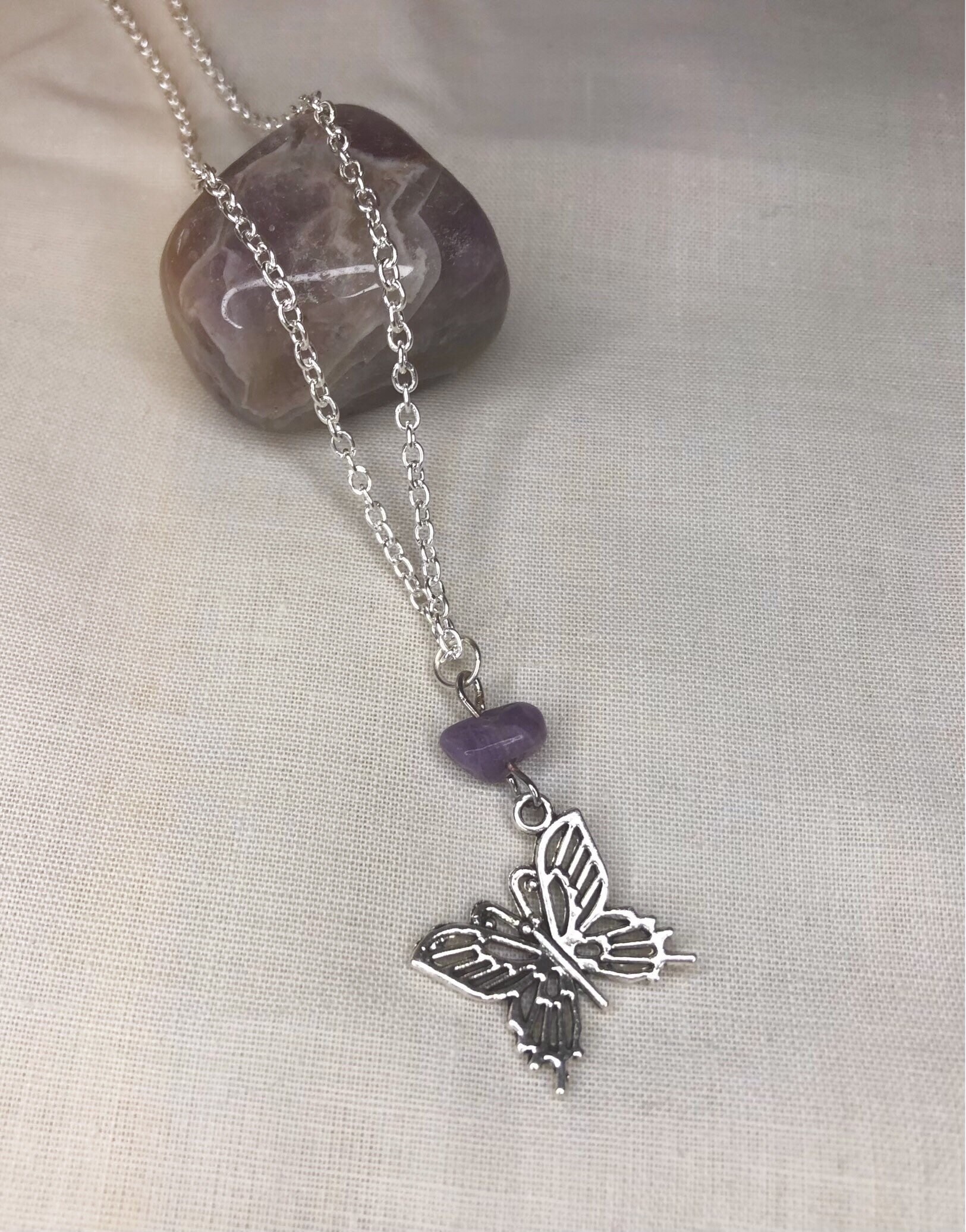 Schmetterling Amethyst Charm Halskette // Fairycore Echte Kristall Cottage Core Goblin Fairygrunge Hexe Geschenk Schmuck von AmysDaydreamDesigns